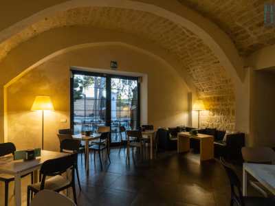 L�ambiente, illuminato da una vetrata...